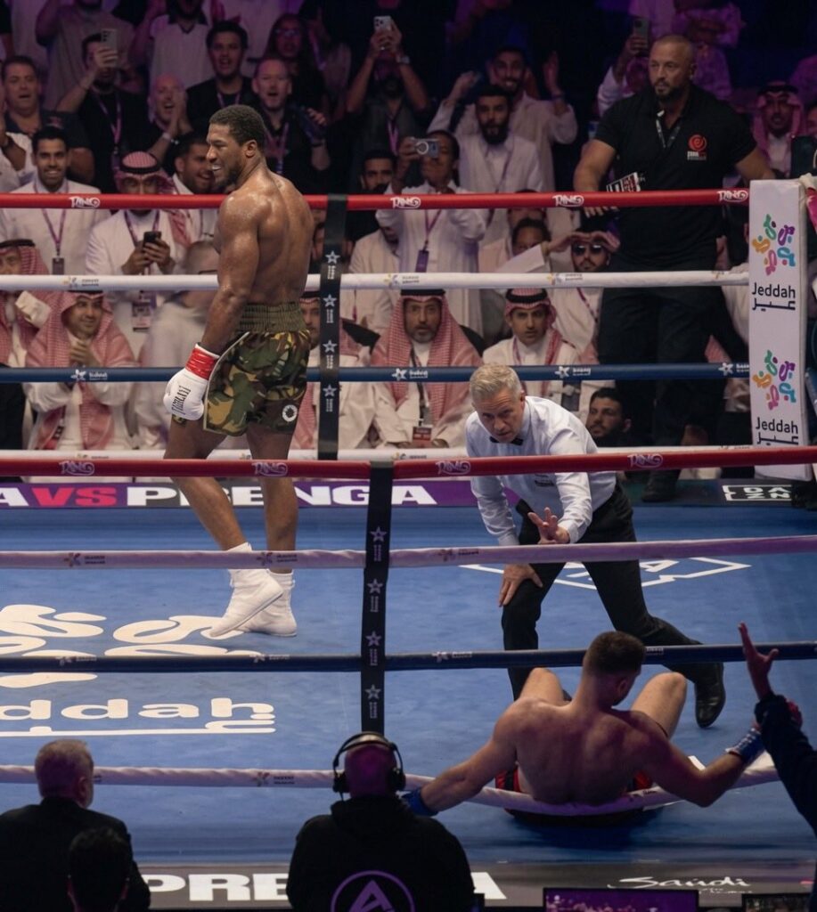 Anthony Joshua knocks out Prenga