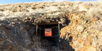 Seven Miners Die in Plateau Pit Collapse